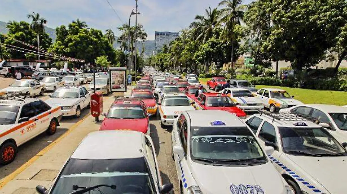 Acapulco - taxis bloquean la costera miguel alemán